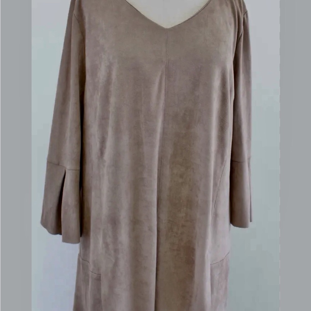 Women’s taupe colored pull on top by soft surrounding size large